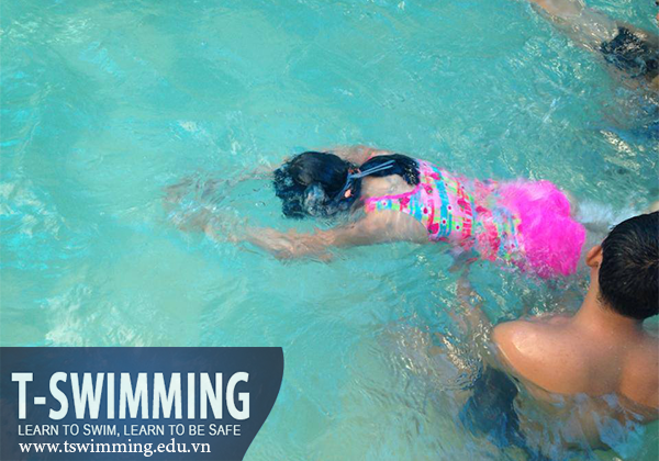 Dạy thở trong lớp dạy bơi trẻ em
