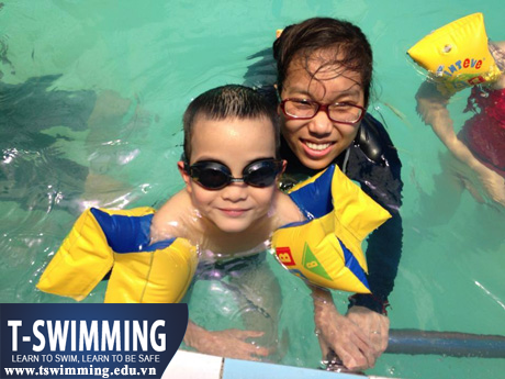 Cô Hồng Loan và học trò học bơi tại trung tâm t-swimming