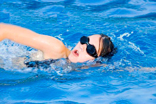 Tại sao bơi lội lại tốt với người bệnh đau lưng?